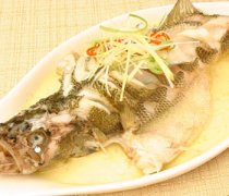【清蒸鲈鱼怎么做最好吃】清蒸鲈鱼要蒸多久才熟-清蒸鲈鱼的功效与作