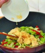 【芹菜叶子炒鸡蛋】芹菜叶子炒鸡蛋的做法-芹菜叶子炒鸡蛋的做法技巧