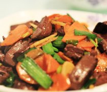 【青蒜胡萝卜炒鸭血】青蒜胡萝卜鸭血的功效与作用-如何选择青蒜胡萝