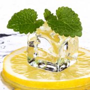 【柠檬怎么吃】柠檬片泡水的功效-柠檬水的功效与作用
