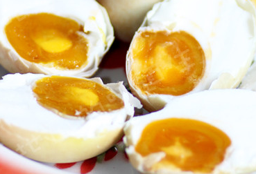 腌制咸鸭蛋的家常做法,家庭怎样腌制咸香黄油咸鸭蛋