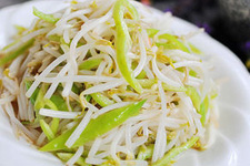 绿豆芽炒肉的做法